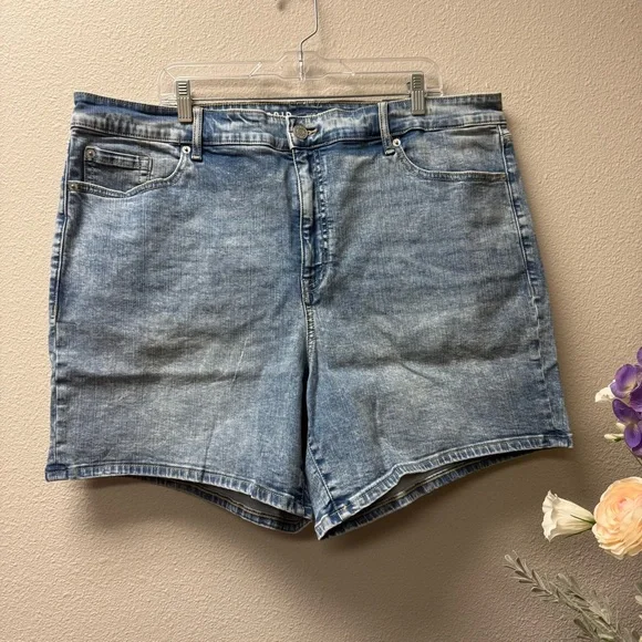 NWT Torrid Denim Shorts Women’s Plus Size | Light Wash Stretch Jean Shorts - Picture 1 of 7